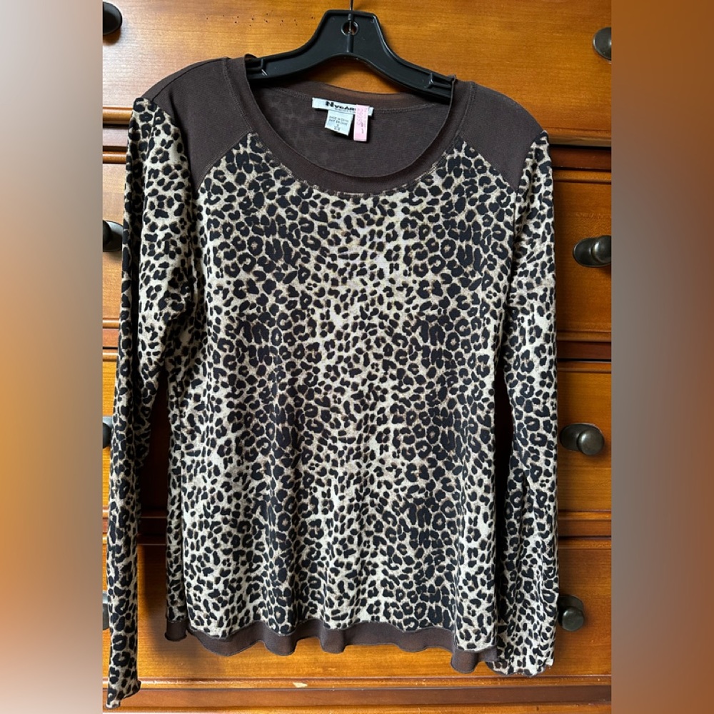Beautiful leopard print top size small 6/8